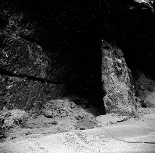 845260 Afbeelding van de tijdens de restauratie van de Bijlhouwersbrug aangetroffen muurresten van de oude brug, aan de ...